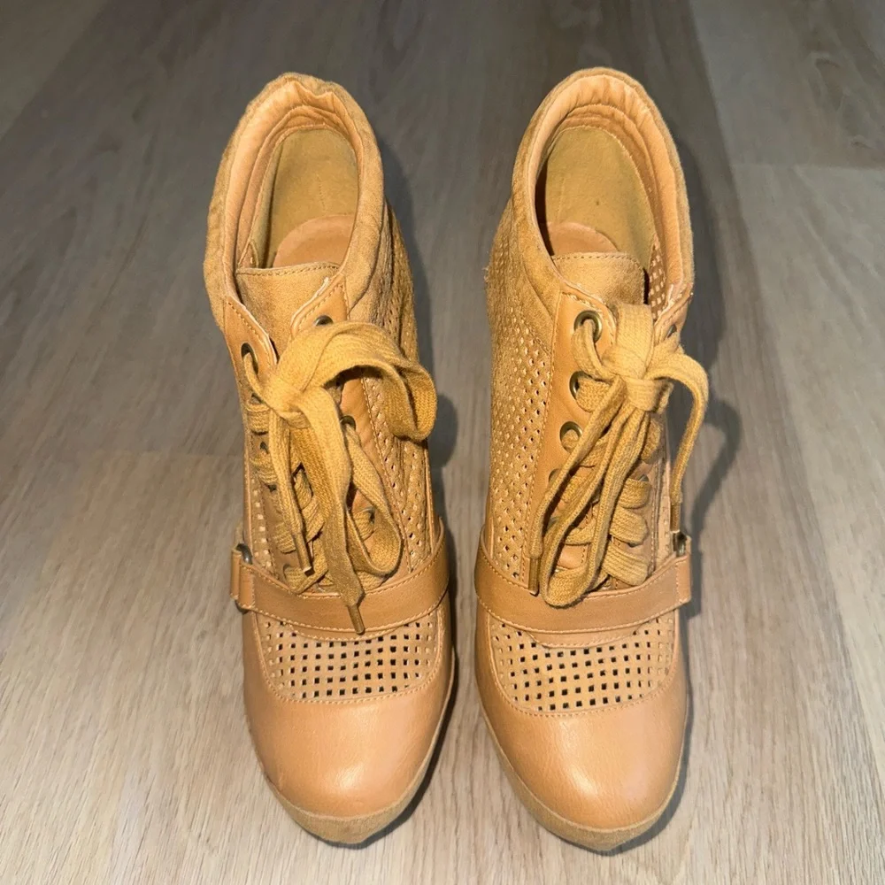 Body Central Vintage Y2K Brown Lace Up Platform Boots - Size 7